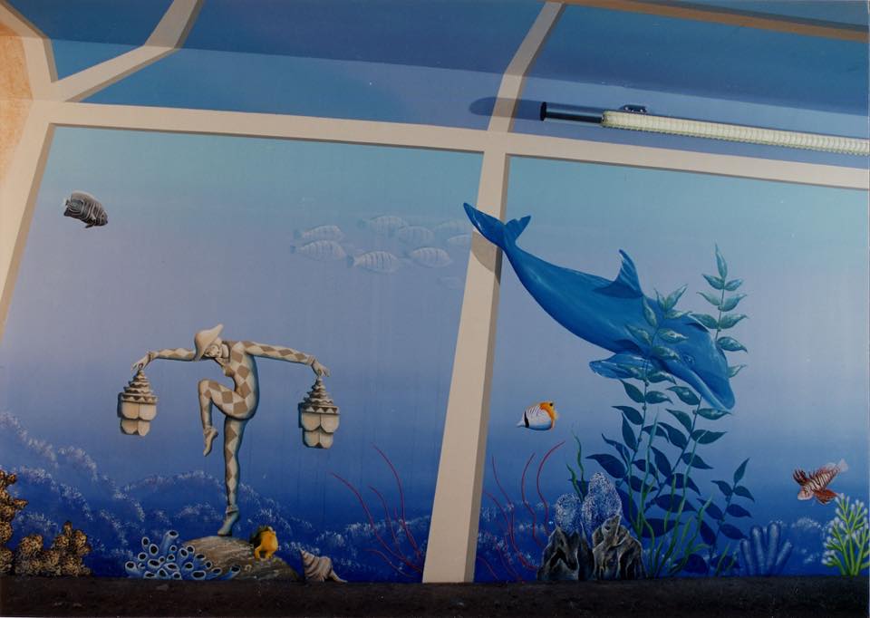 地下道　壁画　海底　イルカと彫刻