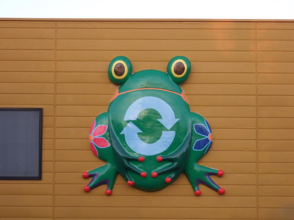 Frog（カエルのレリーフ看板）